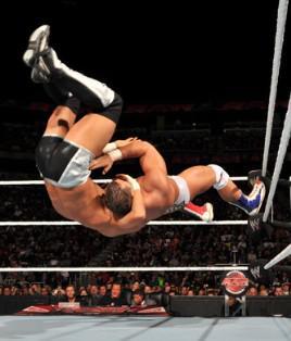 Les deux ex membres de l'équipe Hart Dynasty s'affrontent à Raw le 06 décembre 2010