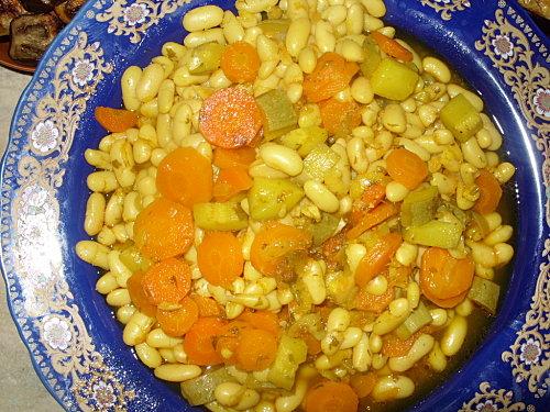 Haricots blancs à la sauce tomate et légumes frais