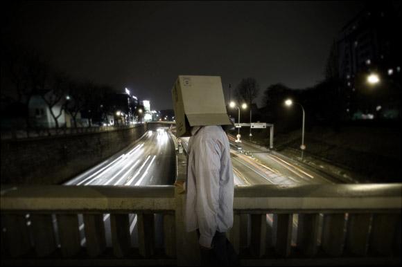 Cardboard Box Head #13 - Crossing the river - photographie conceptuelle