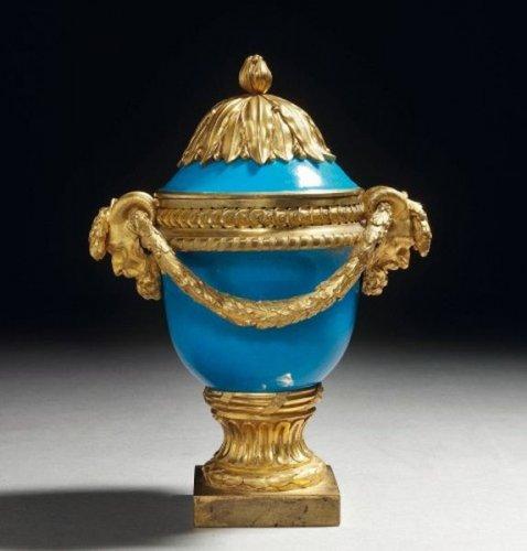 129052624914165 Vase couvert dépoque Louis XVI attribué à  Jean Dulac   Céramique Design & Moderne