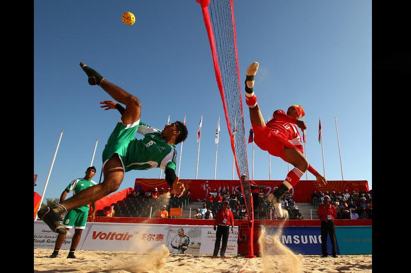 Jeudi 9 décembre, premier jour des 2ème Jeux Asiatiques de plage à Muscat. Rencontre de Sepak takraw qui oppose l’équipe de Birmanie à celle d’Oman, pays organisateur. Les règles de ce jeu, très populaire dans les pays d’Asie du Sud-Est, sont très proches de celles du volley-ball. Il est néanmoins interdit de toucher la balle avec les mains.