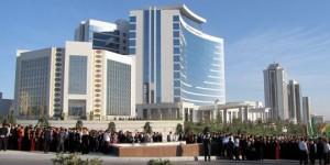 Lors de l'inauguration à Ashgabad le 15 octobre 2010 d'un hôtel de luxe construit par Bouygues