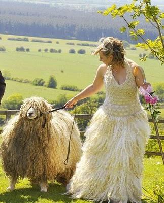 Sa robe de mariée est en laine de mouton