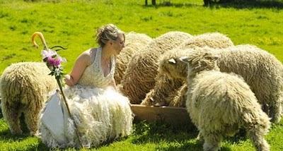 Sa robe de mariée est en laine de mouton