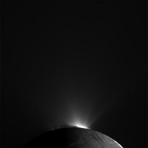 Jets de glace au-dessus d'Encelade