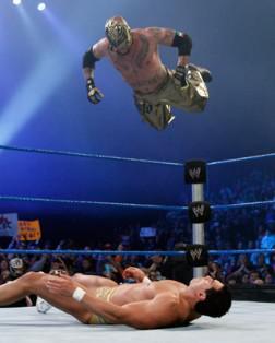 Rey Mysterio remporte le combat face à Alberto Del Rio pendant que Kane poursuit Edge dans les coulisses