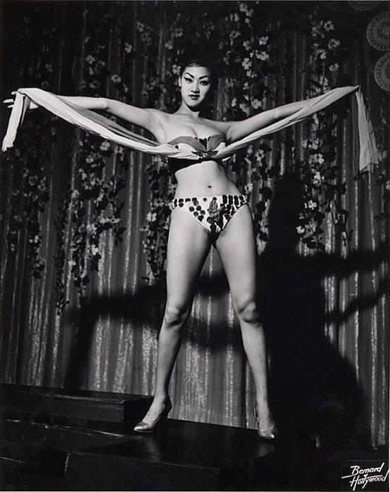 Burlesque-dancer-shot-by-Bruno-Bernard-1950.jpeg