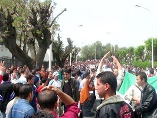 12 000 étudiants marchent pour protester.. système LMD