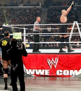 Victorieux de son combat face à Wade Barrett par décompte à l'extérieur Big Show leur vole leur prix