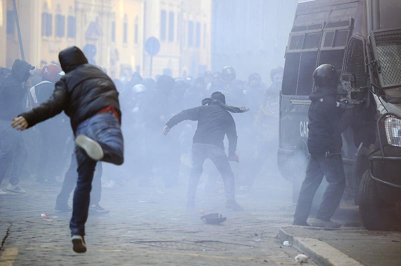 Mardi 14 décembre, des dizaines de milliers étudiants italiens ont manifesté dans les rues de Rome contre le gouvernement et une réforme des universités. Dans le même temps, Silvio Berlusconi a obtenu le vote de confiance des députés mais avec une majorité affaiblie. 