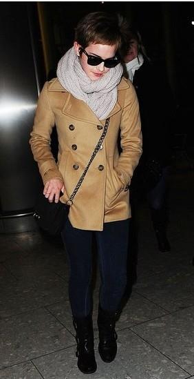 Emma Watson arrive pour les fêtes de Noël