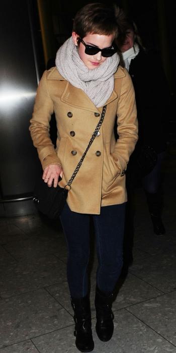 Emma Watson arrive pour les fêtes de Noël