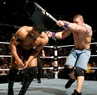 Wade Barrett lance une chaise à John Cena pour qu'il règle son compte à Otunga