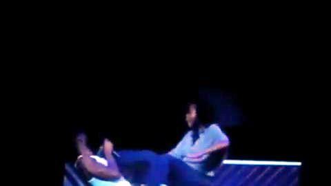 Usher ... Une fan lui colle un coup de pied en plein concert (vidéo)