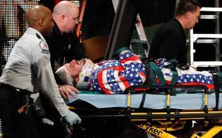 Après le choc violent qu'il a subi David Arquette est transportée sur une civière avant d'être hospitalisé