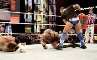Alors qu'il affronte Alex Riley et David Arquette, Randy Orton est agressé par The Miz