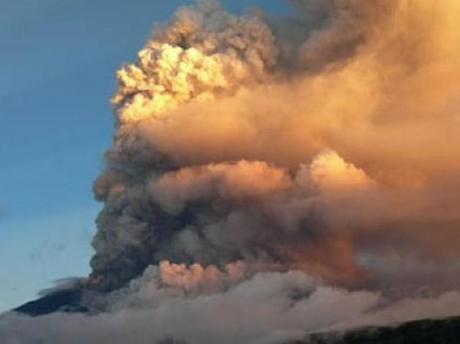 Activité volcanique en Équateur : Le stratovolcan Tunguruhua. Risque d'éruption paroxismale.