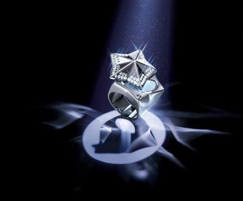 Thierry passe la bague au doigt des femmes