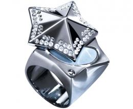 Thierry passe la bague au doigt des femmes