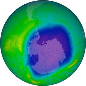 il ne s’agit pas d’un trou mais d'un appauvrissement plus ou moins prononcé de la couche d’ozone au-dessus de l’Antarctique et qui limite d'autant son efficacité. © Nasa (Ozone Hole Watch) & Michael Carlowicz
