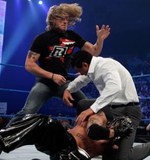 Edge et Alberto Del Rio s'affronte après la victoire du Miz contre Rey Mysterio