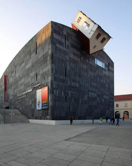 Focus sur l'art provocateur d'Erwin Wurm