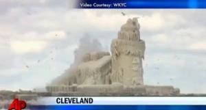 Un phare entièrement recouvert de glace