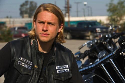 http://www.daemonstv.com/images/fx/charlie_hunnam_int.jpg