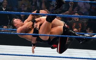 The Rated R Superstar et Rey Rey combattent en équipe face au Champion de la WWE The Miz et Alberto Del Rio
