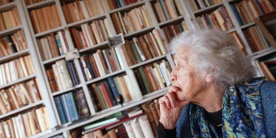 Jacqueline de Romilly, membre de l'Académie française, pose dans son appartement, le 12 février 2003 à Paris.  