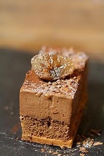 Gâteau roulé au caramel de fruits secs au chocolat et poudre de nougatine