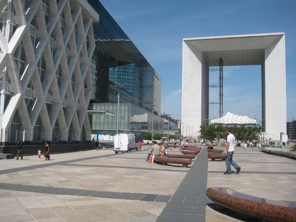 Du mobilier urbain, sur le parvis de La Défense - Paris