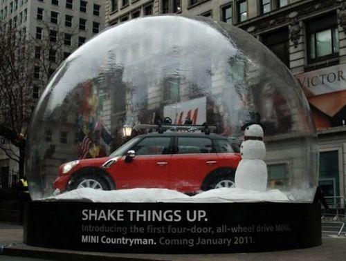 Mini-countryman-herald-square-outdoor-snow-globe-macys-boule-à-neige-voiture-car-4-600x454-e1292502810769