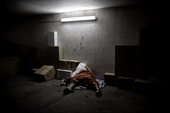 Cardboard Box Head #17- The sleep box - photographie narrative