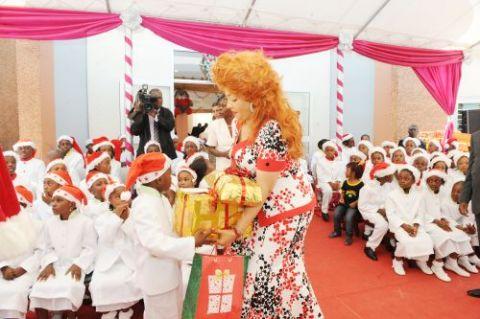 Chantal Biya préside la cérémonie de l’arbre de Noël chez les Coccinelles 