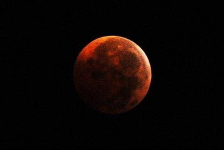 L’éclipse de Lune émerveille les chanceux dans l’hémisphère nord