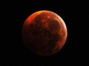 L’éclipse Lune émerveille chanceux dans l’hémisphère nord