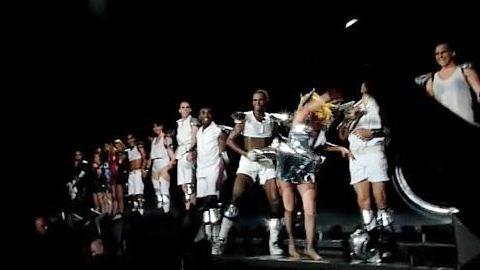 Lady Gaga à Bercy ... Elle a offert ses chaussures à son public