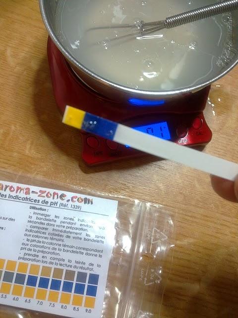 Gel douche festif pour Noël ! Lilas Blanc pailleté... Un délice... mmh !