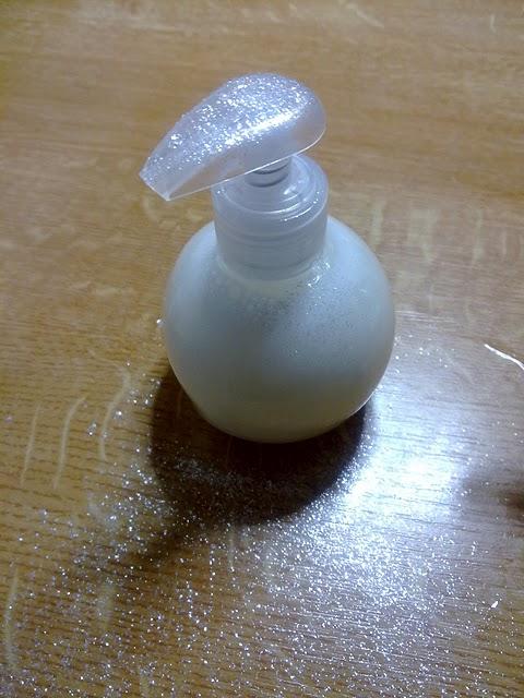 Gel douche festif pour Noël ! Lilas Blanc pailleté... Un délice... mmh !