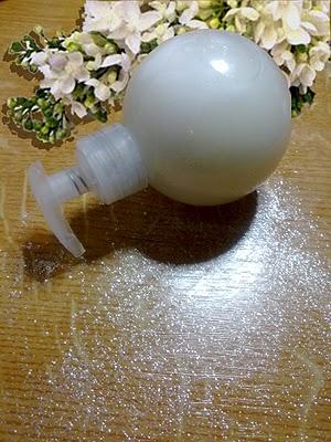 Gel douche festif pour Noël ! Lilas Blanc pailleté... Un délice... mmh !