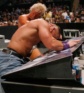 Le Champion Intercontinental Dolph Ziggler et Vickie Guerrero affrontent John Cena