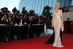 Cannes_2009_en_direct_du_tapis_rouge_avec_Eva_Herzigova.jpg