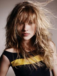 La laque, produit coiffant numéro 1 dans les salons de coiffure !