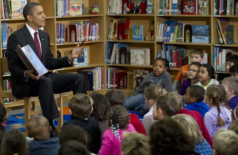 Barack Obama a effectué une visite surprise dans une école primaire d’Arlington, dans la banlieue sud de Washington, pour faire la lecture de son récent livre pour la jeunesse <i></div>Of thee I sing</i> à des élèves de sept ans, le 17 décembre. 