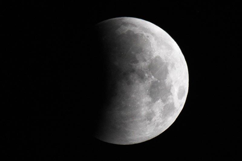 Visible, entre autres, depuis Edimbourg, Soleil, Terre et Lune se sont tous trois donnés rendez-vous sur le même axe mardi 21 décembre pour une éclipse lunaire. Le ciel était alors orné d’une étonnante boule de Noël ! 