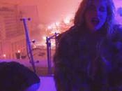 Kesha vidéo aussi drôle jolie pour Noël