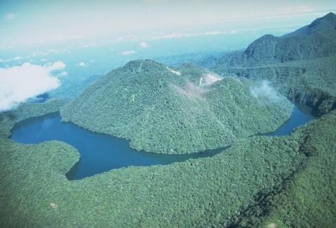Séisme de magnitude 6.2 sur l'île Bougainville au pied du volcan bouclier pyroclastique Loloru...