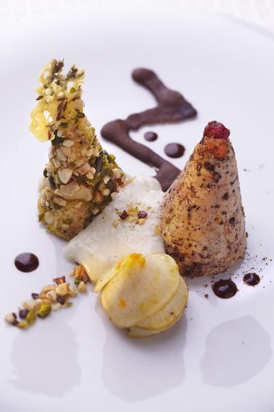 Poulet farci au fois gras, son confit, polenta et racines…