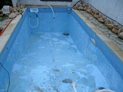 Chantier piscine : branchement traitement UV et fin décapage bassin de nage